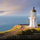 Kalenderblatt mit einem Leuchtturm auf einer Klippe am Meer bei Sonnenuntergang. Text: "Leuchtturm, Cape Reinga", "11".