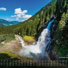 Krimmler Wasserfälle, Kalender mit Wochentagen. Ein kraftvoller Wasserfall fließt durch einen dichten, grünen Wald.