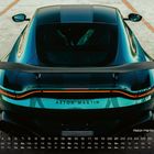 "Aston Martin" auf der Rückseite eines grünen Sportwagens. Kalender unten, "Aston Martin Vantage 11" rechts.