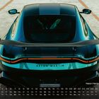 "Aston Martin Vantage" in elegantem Schriftzug. Oben Ansicht eines grünen Sportwagens von hinten, Kalendertage darunter.