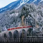 Landwasserviadukt zw. Filisur und Schmitten. Ein roter Zug fährt über eine hohe Steinbrücke, umgeben von verschneiten Bergen.