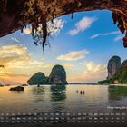 Text: "Phra Nang Strand, Krabi 11." Kalender mit Strand und Felsenformationen bei Sonnenuntergang.