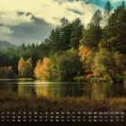 Kalender mit den Tagen und Wochentagen des Monats. Herbstlandschaft mit See, gesäumt von Bäumen in Gelb- und Grüntönen.