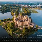 Kalenderseite mit "Schweriner Schloss 11". Luftaufnahme eines prunkvollen Schlosses auf einer Insel, umgeben von Wasser und Wäldern.