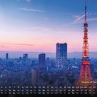 Skyline mit Tokyo Tower 11. Der Himmel ist pastellfarben, die Stadtansicht zeigt beleuchtete Wolkenkratzer sowie den Tokyo Tower.