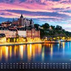 Text: „Stockholm 12“. Kalender mit Fluss, beleuchteten Gebäuden und buntem Sonnenuntergang.