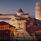 "Pisa 11" steht unten rechts neben einem Kalender. Ein beleuchteter Schiefer Turm und eine Kirche im Abendlicht.