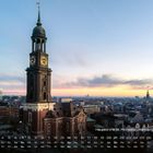 Kalender mit der Aufschrift "Hauptkirche St. Michaelis - Hamburger Michel", Blick auf den Sonnenuntergang über der Stadt.