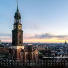 Hauptkirche St. Michaelis - Hamburger Michel. Kalenderansicht unten, zeigt Novemberdaten. Kirche vor Abendhimmel in Stadtansicht.
