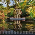 "Thai Sala im Westpark 11" – Pavillon spiegelt sich in einem ruhigen Teich, umrahmt von Herbstbäumen in Rot und Gelb.