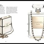 Links Text über Chanel's Mode und Accessoires, rechts Foto von Chanel N°5 Parfümflakon mit Kette, elegante Präsentation.