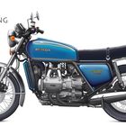 Links: "HONDA GOLD WING GL 1000". Rechts: "1974". Illustration eines blauen Honda Gold Wing GL 1000 Motorrads.