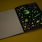 Text: „Build your own constellation“. Illustration: Leuchtende Sterne, Planeten, Kometen auf dunklem Hintergrund.