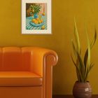 Eine Illustration zeigt Zitronen in einer Vase und auf einem Teller auf einem gestreiften Tischtuch vor einer gelben Wand. Links ein oranges Sofa, rechts eine Topfpflanze.