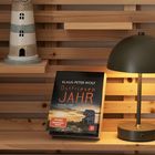 „Klaus-Peter Wolf, Ostfriesen Jahr, Kalender 2027“ auf einem Kalendercover. Links ein Leuchtturm, rechts eine Lampe.