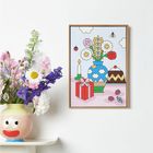 Illustration: Bunte Vase mit Blumen, Geschenk, Kerze und Kuchen auf rosa Hintergrund. Echte Blumen in einer Vase links daneben.