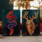 Links: "Eel, Instinct", rechts: "Deer, Memory". Illustration einer farbenfrohen Schlange und eines Hirschs auf Karten.