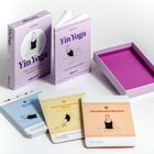 „Yin Yoga“ Box, Buch und Karten mit Yoga-Übungen, lila, blau, gelb. Illustrationen von Yoga-Posen, sauber arrangiert.