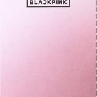 Text: "BLACKPINK" und "MOLESKINE ®". Hellrosa Hintergrund mit rechteckigem Logo oben.