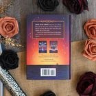 Buchrückseite mit Zitat über Hoffnung, zwei Buchcover "Nightweaver" und "Starchaser", umgeben von Kunstblumen.