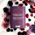 Text: „A DIREWOLF’S BOND IS UNBREAKABLE. EMBRACE THE BOND OR DIE DEFYING IT.“ Lila Buch mit floralen Mustern umgeben von Rosen.