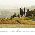 "Toskana Val d'Orcia", "CASARES EDITION", Kalenderdaten unten. Landschaft mit Zypressen und einem traditionellen Gebäude.