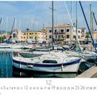 "Bardolino", "12". Ein Hafen mit Segelbooten, farbige Gebäude im Hintergrund, klare blaue Wasseroberfläche.
