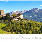 Schloss Tirol vor einer Berglandschaft. Darunter ein Kalender mit den Zahlen 1 bis 31 und der Zahl 12 hervorgehoben.