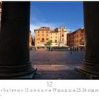 "Piazza della Rotonda" und Zahlen 1 bis 31 sind sichtbar. Szene zeigt Platz mit Brunnen, flankiert von Gebäuden, blauer Himmel.