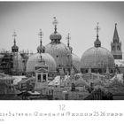 Text: "Über den Dächern" und "12". Architektur mit mehreren großen Kuppeln und einem Turm im Hintergrund.