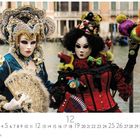Text: "12", "CASARES EDITION". Zwei Personen in aufwendigen, bunten Kostümen und Masken in Venedig.