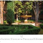"Andalusischer Garten". Hochgewachsene Bäume, zentraler Brunnen, umgeben von akkurat geschnittenen Hecken und Büschen.