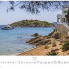 „Playa de Camp del Mar“. Kalenderblatt für Dezember. Küstenszene mit Booten, schwimmenden Menschen und einem Haus am Hang.