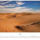 Die Zahl 12 und "CASARES EDITION" stehen unter einer Szene mit Sanddünen, einem blauen Himmel und einer Person in der Ferne.