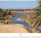 Zagora. Casares Edition. 12. Wüstenlandschaft mit Palmen und einem schmalen Fluss, Berge im Hintergrund.