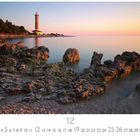 Text: "Veli Rat" und "CASARES EDITION". Küste mit Leuchtturm im Sonnenaufgang, ruhiges Meer, felsiger Vordergrund.