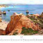 "Algarve", "12", "Casares Edition". Eine felsige Küste mit türkisblauem Meer, Strand, orangefarbenen Klippen und vereinzelten Besuchern.