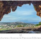 St. Patricks Höhle. Dezemberszene durch eine Höhlenöffnung mit Blick auf das Meer und eine Landschaft.