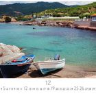 "Kamiros Skala" oben links. Zwei Boote liegen am Strand, türkisfarbenes Wasser, Hügel im Hintergrund.