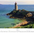Petit Minou, Bretagne, Frankreich. Kalenderdaten unten. Steinküste mit einem Leuchtturm am Meer.