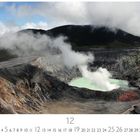 Poas Vulkan, Costa Rica. Ein beeindruckender Krater mit aufsteigendem Dampf, im Hintergrund bewaldete Hügel.