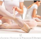 Zahlen 1 bis 31 unten. "12" größer in der Mitte. Zwei Balletttänzerinnen ziehen Balletschuhe an.