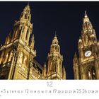 "Rathaus", darunter Kalenderdaten, Nummer 12 hervorgehoben. Drei eindrucksvoll beleuchtete Türme bei Nacht.