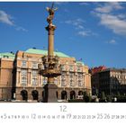 „Konzerthalle“ steht unten links. Historisches Gebäude mit Säule und Skulpturen, blauer Himmel im Hintergrund.
