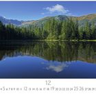 Smreczynski See, Tatra. Kalenderseite mit Datum und einem See, umgeben von Bäumen und Bergen, spiegelt den Himmel wider.