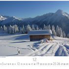 Frankreich, Winterlandschaft mit Holzhütte. Verschneite Berge, Bäume und eine kleine Hütte unter blauem Himmel.