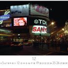 Kalenderseite mit einem Foto von leuchtenden Werbetafeln am Piccadilly Circus bei Nacht.