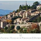 "Village Bonnieux in der Provence." Kalenderansicht: Dezember. Malerisches Dorf mit Häusern auf einem Hügel, umgeben von Bäumen.