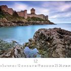 “Fort la Latte” und “CASARES EDITION” unten. Eine Burg auf einer felsigen Küste, umgeben von Meer unter bewölktem Himmel.
