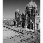Kalenderblatt mit "Berliner Dom", Monat 12. Schwarz-Weiß-Foto des Doms, belebter Platz mit Bäumen und Menschen.
